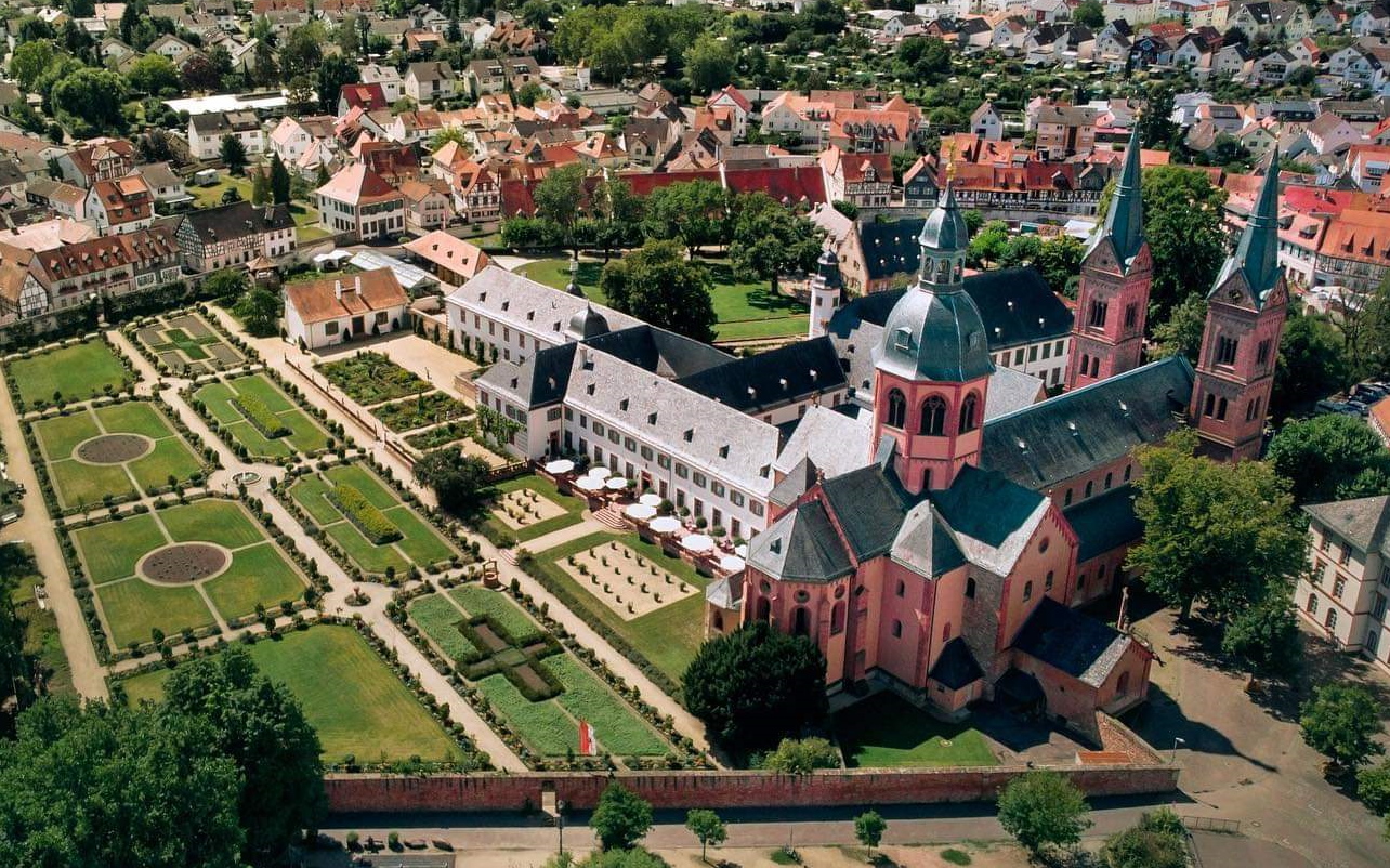 Luftbild des Klostergartens und der Basilika in Seligenstadt